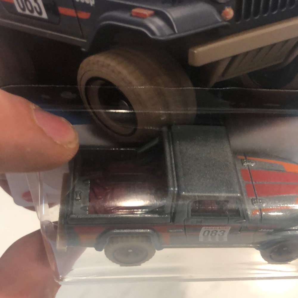 Jeep Scrambler Silver - Picture 6 of 8